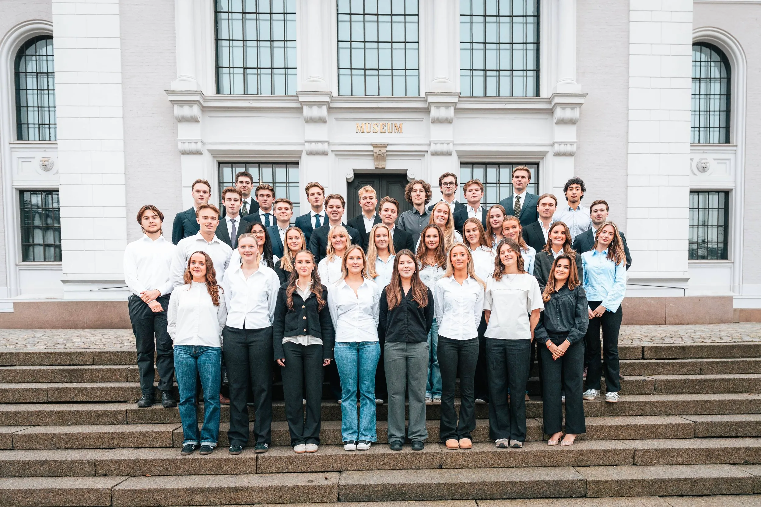Econos-medlemmer samlet foran Universitetsmuseet i Bergen