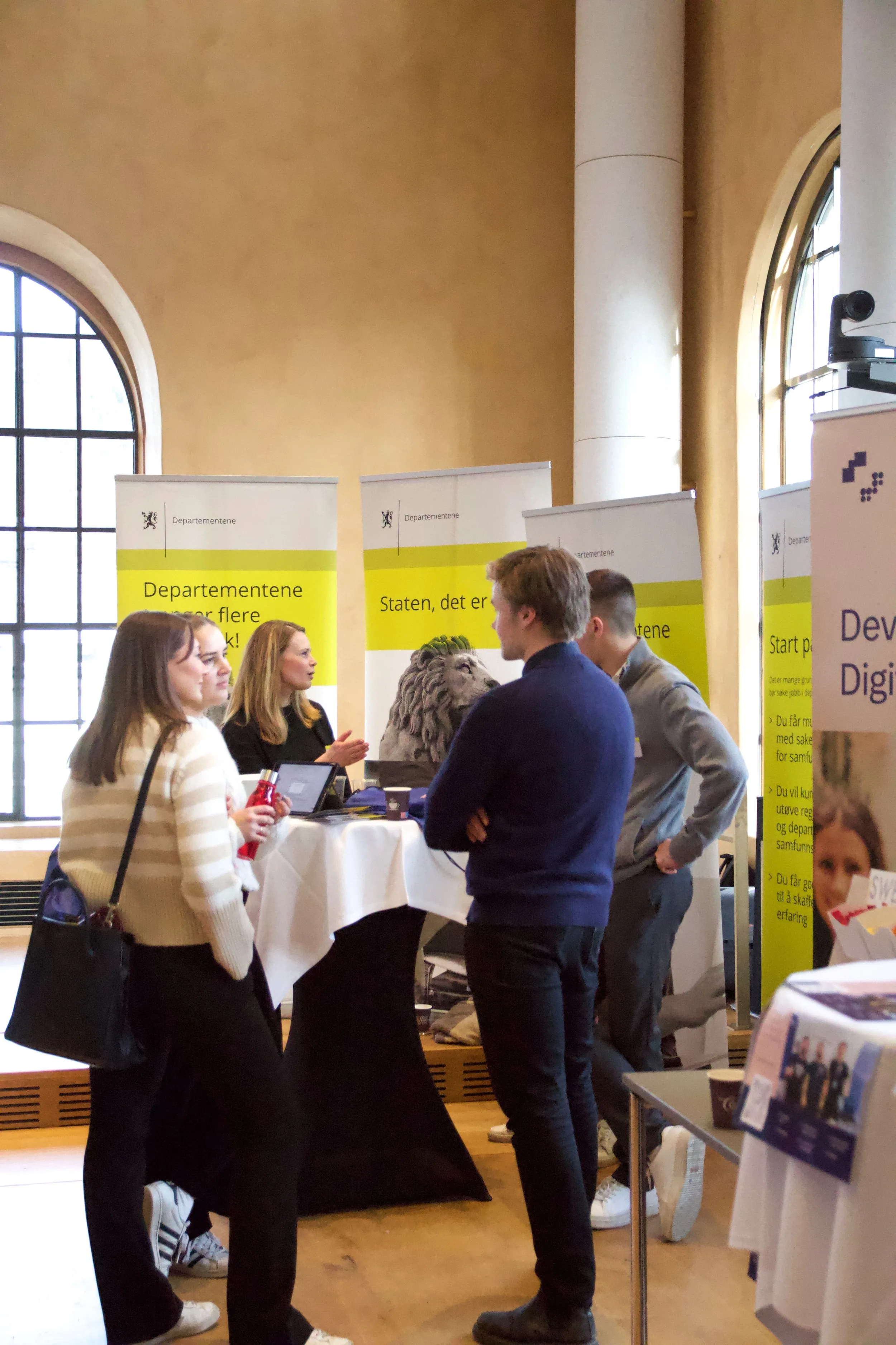 Studenter og arbeidsgivere i samtale under Karrieredagen i Universitetsaulaen